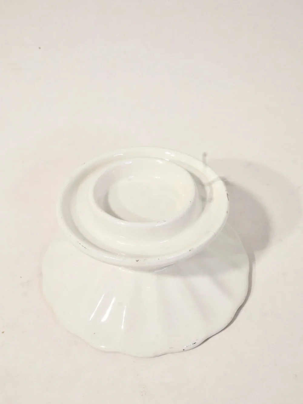 Yankee 2011 White porcelain candle tealight holder with a flared scalloped base